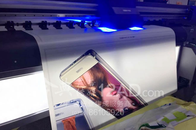 户内灯片纸背面正在户内写真机上喷印