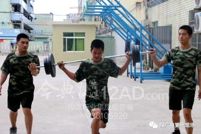 杠铃还在，战友还在，英雄却不在了