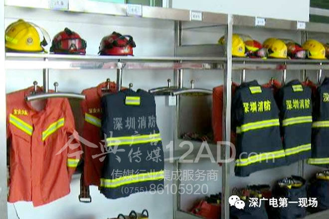  英雄穿过的工作服还挂在工作间